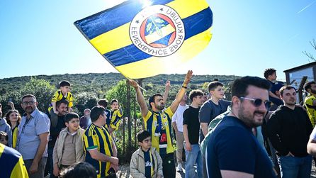 Fenerbahçe iki genç oyuncuyla profesyonel sözleşme imzaladı