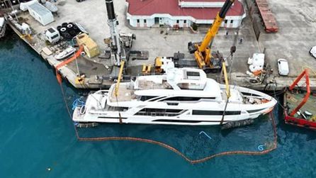 Sinop Limanı'nda lüks yat 7 günlük kurtarma operasyonuyla yüzdürüldü