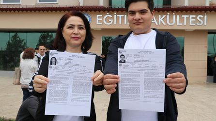 Tatlı rekabet! Anne-oğul bitişik sınıflarda sınava girdi