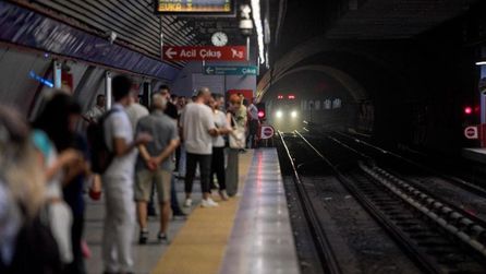 İzmir'de metro hırsızlığı ulaşımı etkiledi