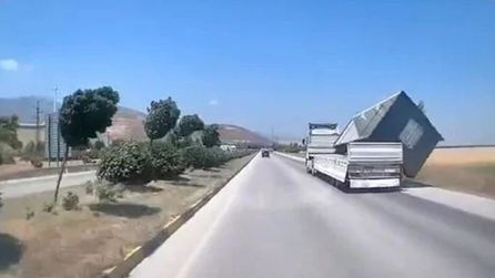 Hatay'da tırın konteyneri fırtınada yolda düştü