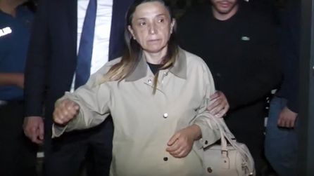 Seferihisar'da rüşvet soruşturmasında başkanın eşi gözaltına alındı