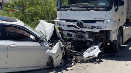 Sivas'ta otomobil ve tır kafa kafaya çarpıştı, sürücü ağır yaralandı