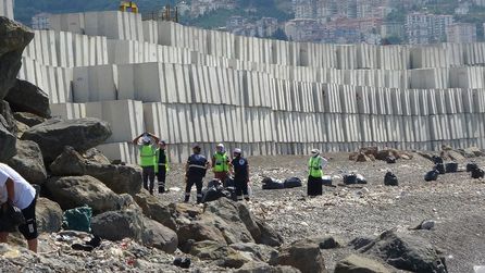 Trabzon'da Faroz Limanı'na dev beton bloklar yerleştiriliyor