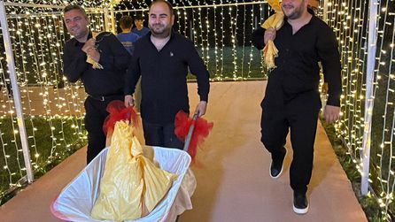 Damadın arkadaşlarından düğünde ilginç sürpriz: 10 bin lira madeni para