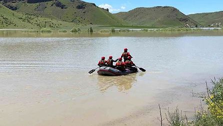 Horasan'da Aras Nehri'nde kaybolan gencin arama çalışmaları sürüyor