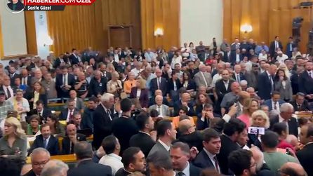 CHP grup toplantısında vekillerden Özgür Özel'e destek gösterisi