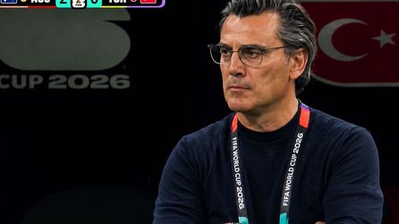 A Milli Takım 2-0 geride, teknik direktör eleştiriliyor