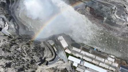 Yusufeli Barajı'nda su tahliyesi başladı, gökkuşağı oluştu