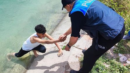 Adana'da Boğulma Vakaları Artıyor, Gençler Uyarılara Rağmen Yüzüyor