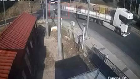 İzmir'de tıra çarpan otomobilin sürücüsü yaşamını yitirdi