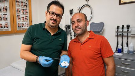 Alaşehir'de kulak ağrısı yaşayan adamın kulağında böcek bulundu