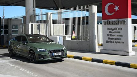 Yaz tatili için Türkiye'ye dönen emekli gurbetçiler yola çıktı