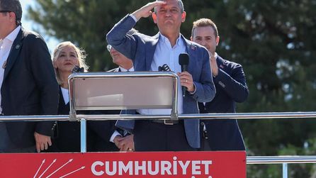 CHP'de Özgür Özel'in Takipten Çıkarılması Tartışma Yarattı