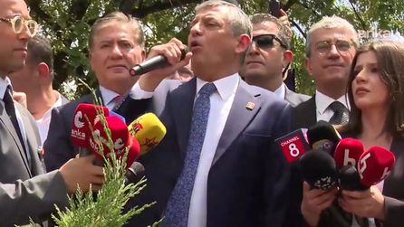 Özgür Özel, TBMM önünde kalabalığa konuşma yaptı
