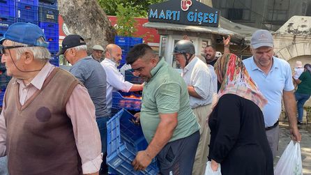 Alıcı bulamayınca tonlarcasını vatandaşlara dağıttı! Kapış kapış gitti