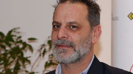 Ozan Güven'e Kadıköy'de protesto ve tiyatro oyunları iptal edildi