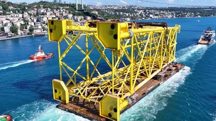 İstanbul Boğazı'nda sondaj platformu iskelesi geçiş yaptı