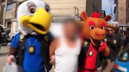 Peru polisi Dünya Kupası maskotu kostümüyle uyuşturucu baskını yaptı