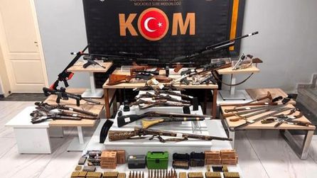 Uşak'ta gerçekleştirilen operasyonda çok sayıda silah ele geçirildi