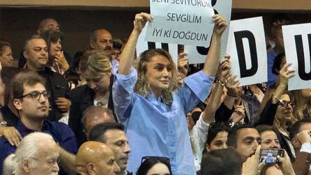 Mahkeme salonunda sürpriz doğum günü! Pankart açtılar, mum üflediler