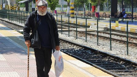 Evsiz kalan eski patron, trenle Türkiye'yi gezerek yaşam mücadelesi veriyor