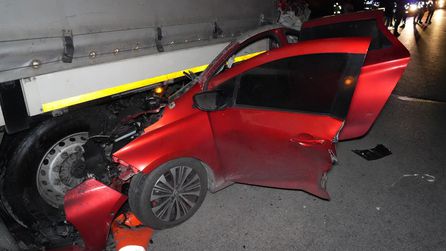 Edirne'de otomobil tıra çarptı, sürücü hastanede yaşamını yitirdi