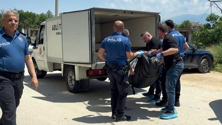 Bursa'da Eşini Çocuğunun Önünde Bıçaklayarak Öldürdü