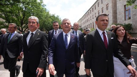 CHP Parti Meclisi'nde 28 üye istifa etti, kurultay süreci başladı