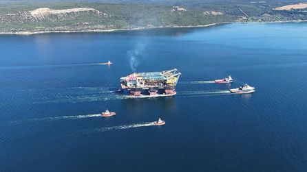 Çanakkale Boğazı'nda Saipem 7000'in Geçişi Trafiği Durdurdu