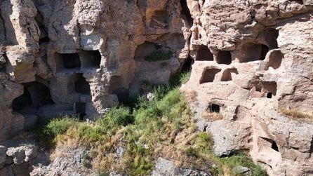 Tödürge köyündeki 3 bin yıllık kaya mağaraları turist çekiyor