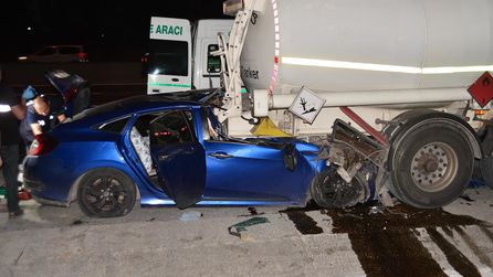 Adana'da tankerle çarpışan otomobilde baba hayatını kaybetti, iki çocuk yaralandı