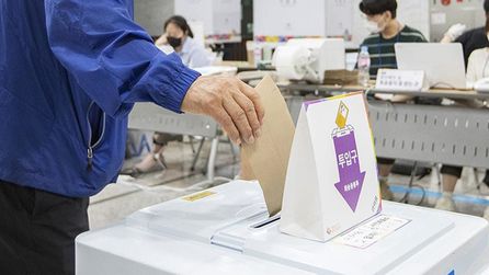 Güney Kore'de oy pusulası krizi sonrası seçim komisyonu başkanı istifa etti