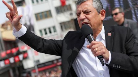 CHP'de liderlik tartışmaları sürerken Özgür Özel'den iddialı teklif