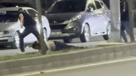 Aksaray'da Bıçaklı Saldırgan Tokatla Düşürüldü ve Sürüklendi