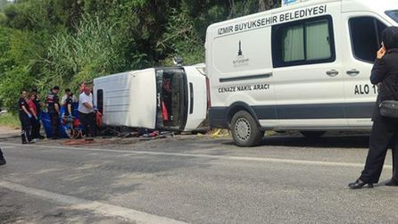 İzmir'de tarım işçilerini taşıyan minibüs devrildi, 1 ölü, 11 yaralı