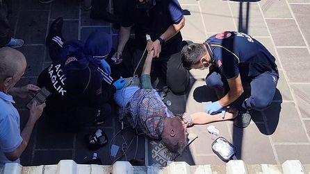 Manisa'da cenaze töreninde kalp krizi geçiren emekli eğitimci hastaneye kaldırıldı
