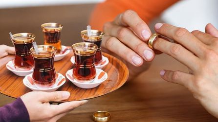 Aşırı cimrilik boşanma ve tazminat sebebi oldu