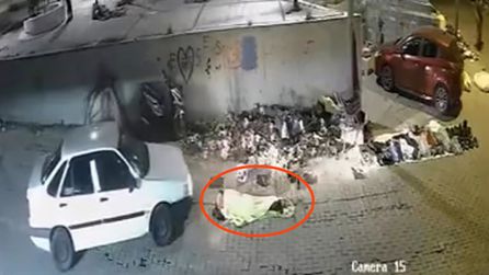 İzmir'de park halindeki otomobilin altında kalmaktan kurtulan adam