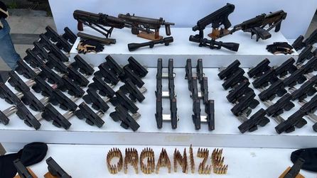 İstanbul'da Çetelerle Mücadele Operasyonu: Çok Sayıda Silah Ele Geçirildi