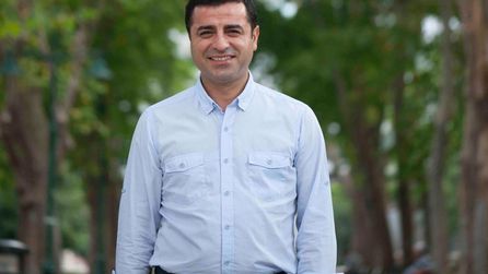 Pervin Buldan, Selahattin Demirtaş'ı ziyaret etti ve fotoğraflar paylaştı