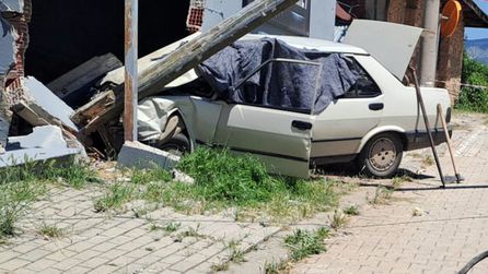 Beyağaç'ta otomobil kazasında yaşlı çift hayatını kaybetti