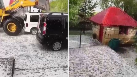 Kars'ta aniden dolu yağışı cadde ve sokakları beyaza bürüdü