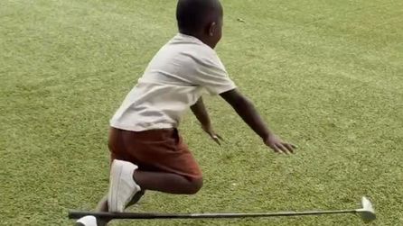 Küçük kardeşin golf denemesi sosyal medyada ilgi gördü