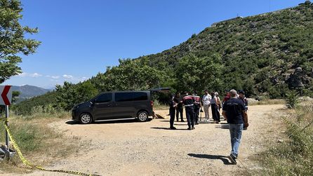 Isparta'da park halindeki araçta iki gencin cenazesi bulundu