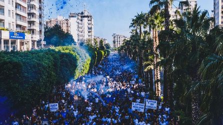 Adana Demirspor taraftarları sokaklara çıkarak destek verdiler