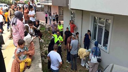 Kontrolden çıkan otomobil apartman bahçesine girdi
