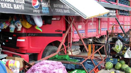 Adana'da kamyon bakkala çarptı, iş yeri sahibi yaralandı
