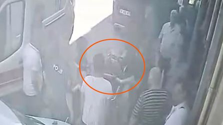 Kastamonu'da otomobilin altında kalan ustayı komşuları kurtardı
