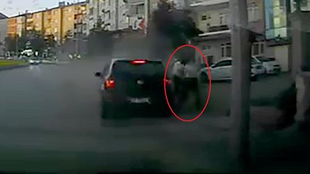 Erzurum'da otomobilin altında kalmaktan son anda kurtulan kadınlar